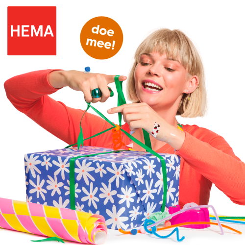 Vrouw opent een cadeau van HEMA met kans op €250 shoptegoed